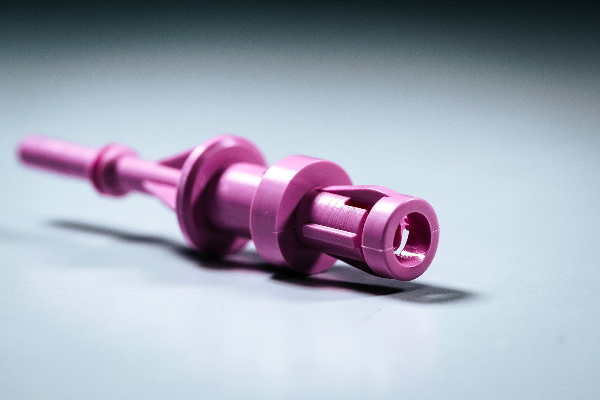 Petite pièce industrielle en plastique rose