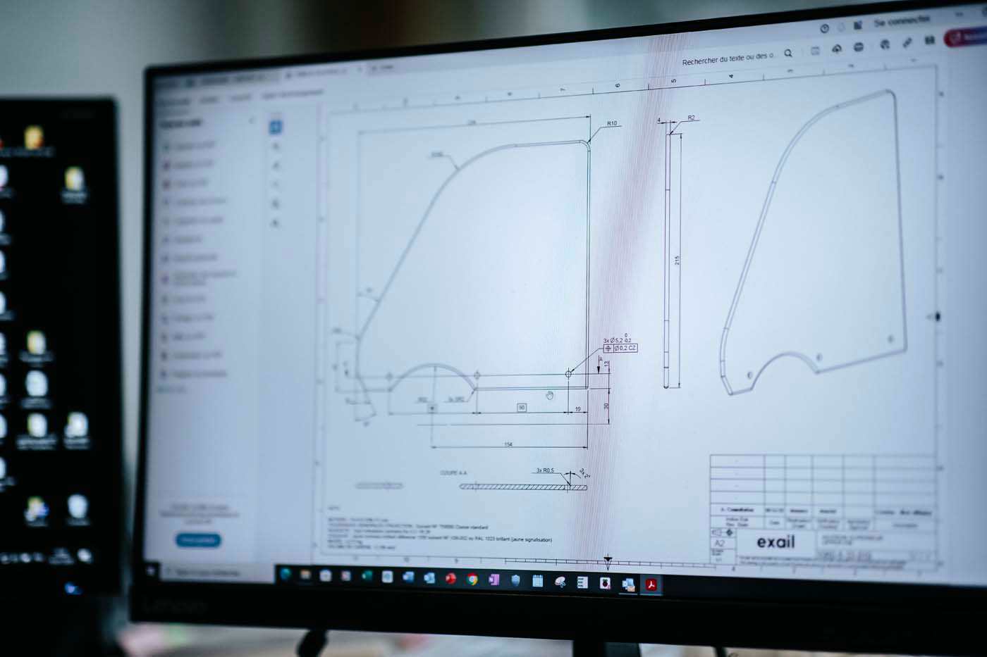 Écran d'ordinateur avec plan et dimensions d'une pièce plastique
