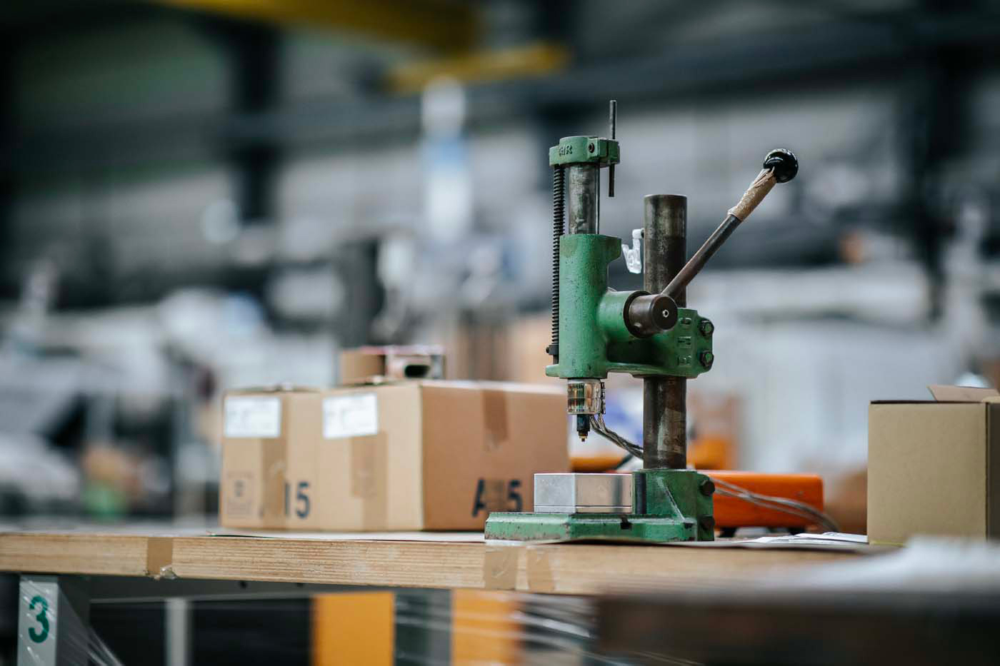 Usinage de pièce dans atelier de fabrication