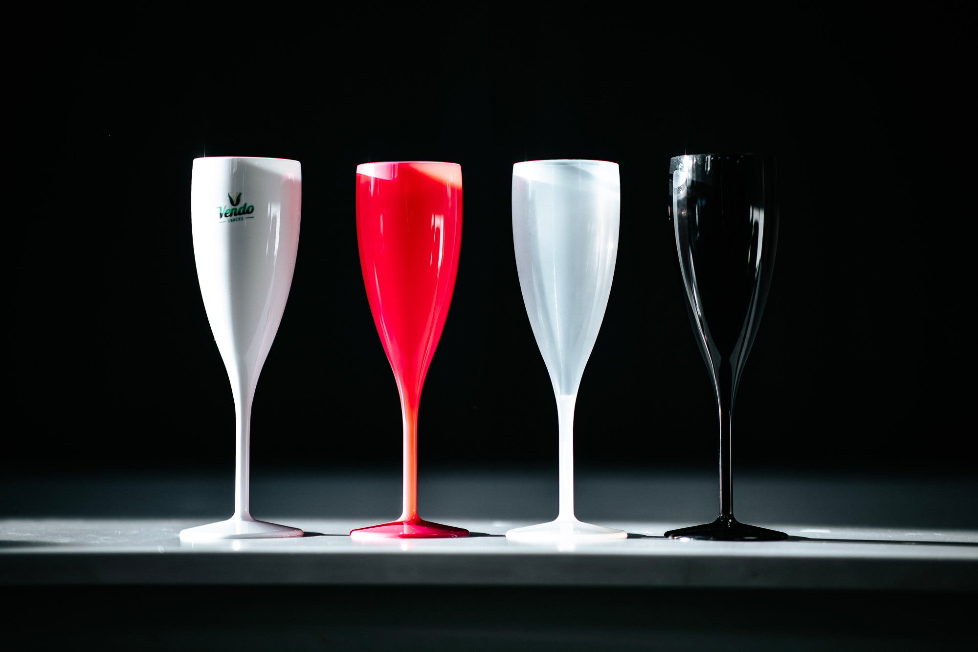 Verres à champagne en plastique blanc, rouge et noir