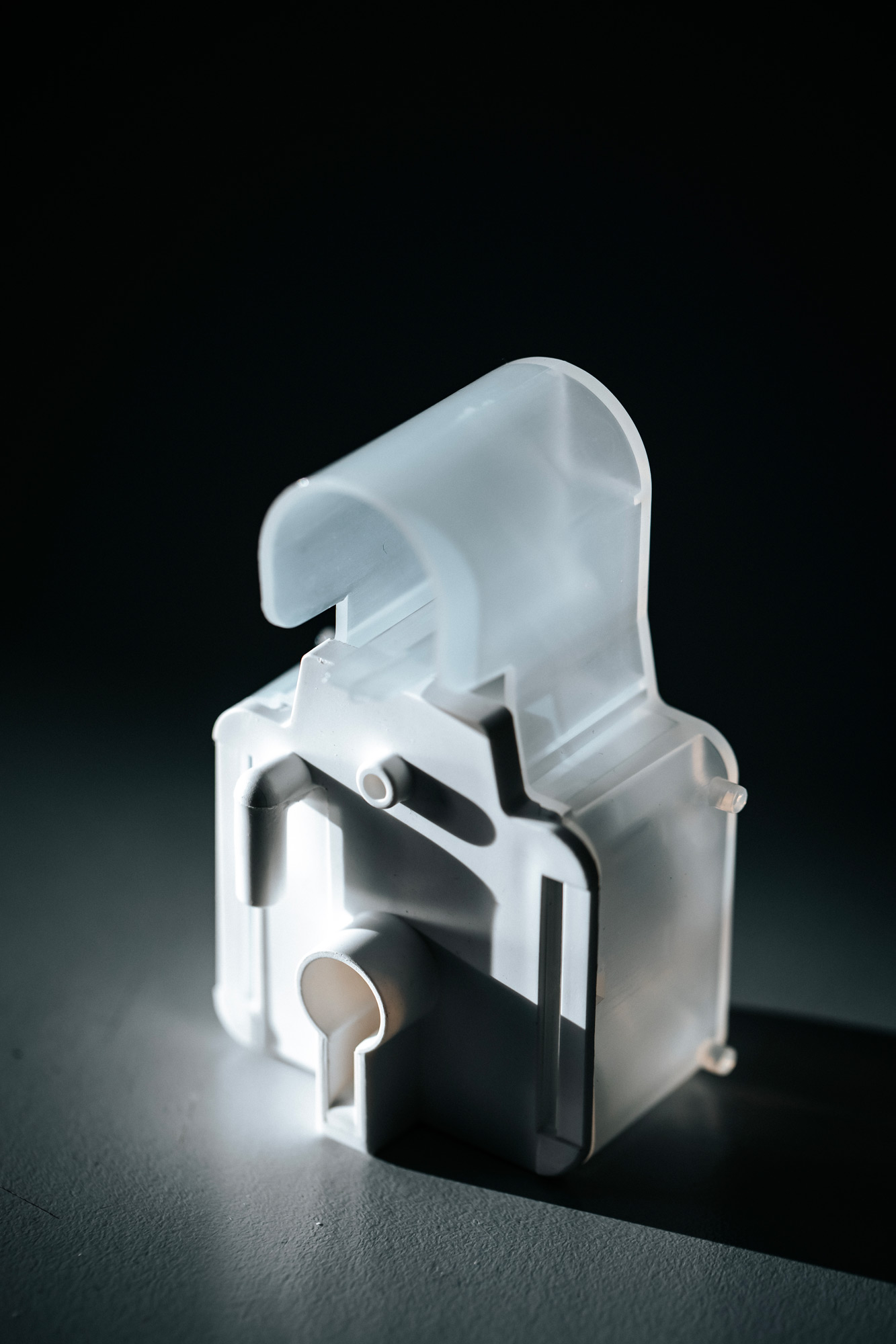 Pièce industrielle de fixation en plastique transparent