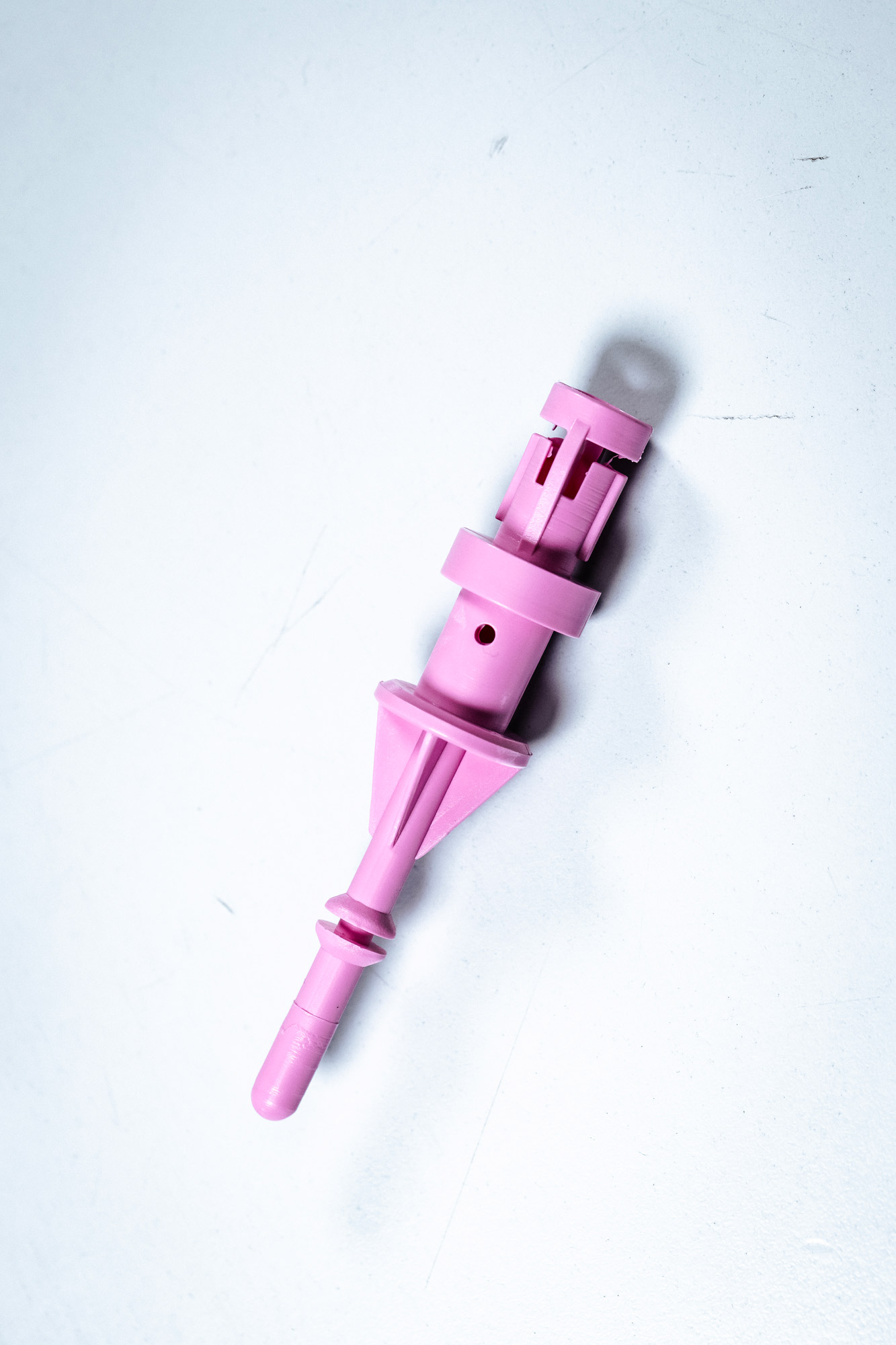 Pièce en plastique rose usinée par l'entreprise Credaplast